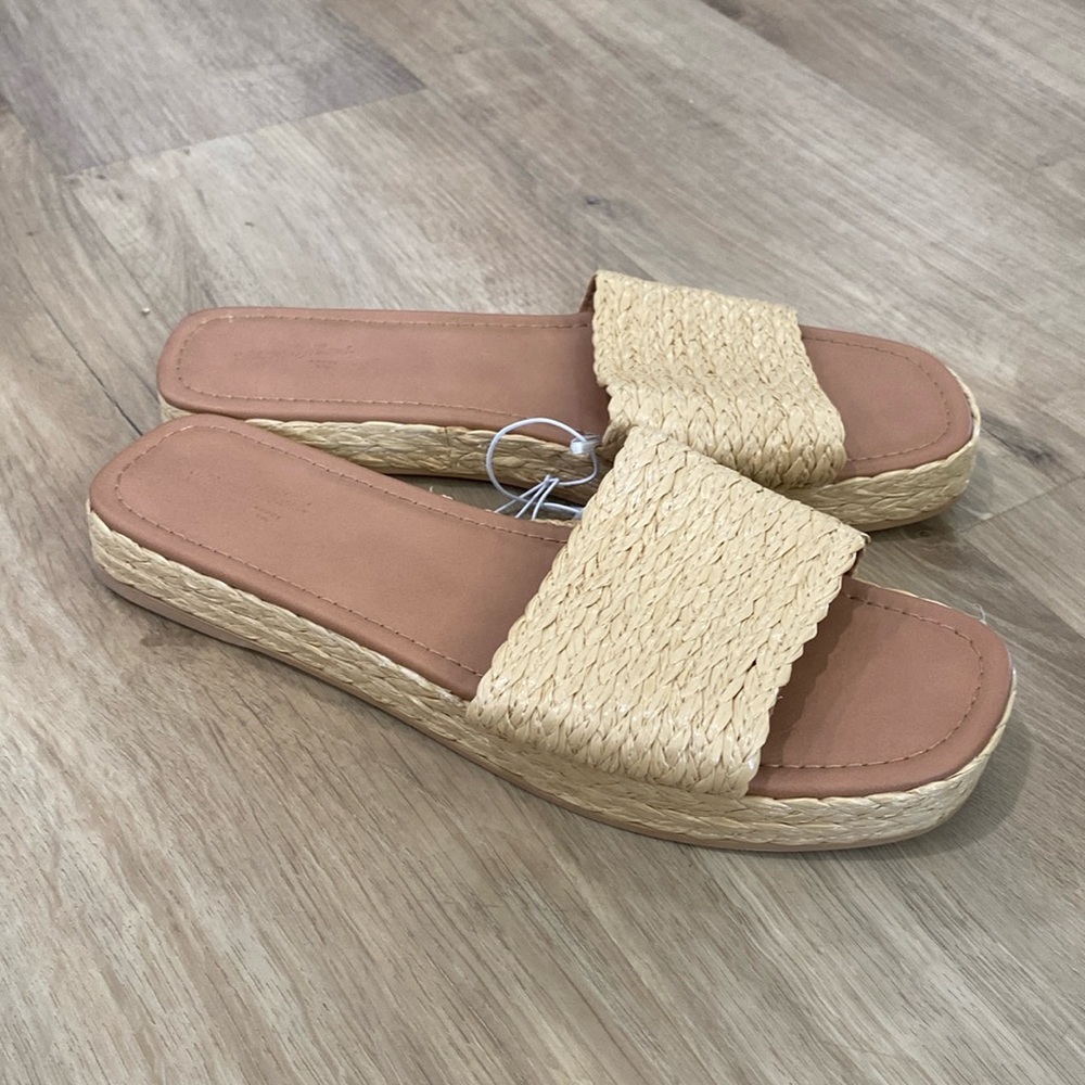 NEW Universal Thread Women’s Woven Mardi Sandals